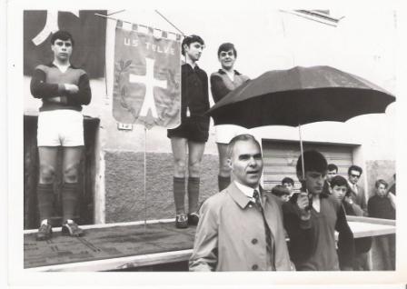 aprile 1970 inaugurazione gagliardetto us telve piazza maggiore. fiorenzo trentin vittorio pecoraro renzo rigon remo segnan nunzio franzoi