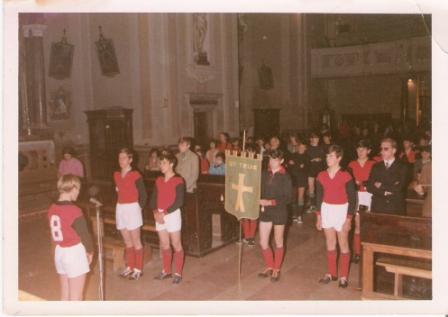 aprile 1970. benedizione gagliardetto us telve chiesa. livio rigon fiorenzo trentin vittorio pecoraro renzo rigon silvano micheletti